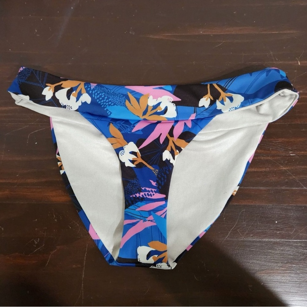 NWOT. Hygiene liner intactPatagonia bikini bottoms.